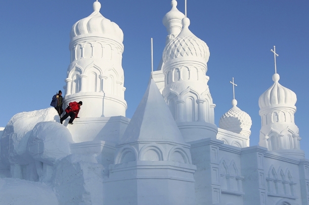 snow-sculpture-church