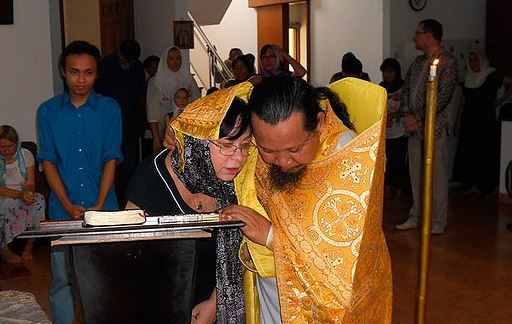 Fr Joasaph Tandibilang hearing confession